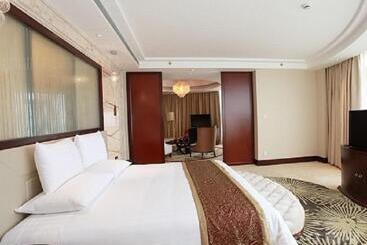 هتل Golden Shinning New Century Grand