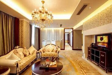 هتل Golden Shinning New Century Grand