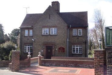 هتل The Bridge House
