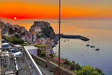 Nel Blu Dipinto Di Blu - Scilla