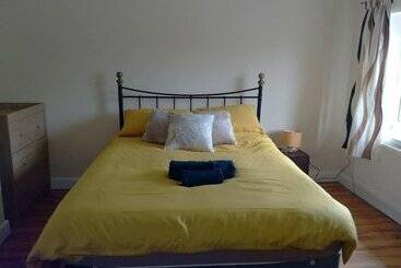 Spacious 3bed House In Walsall With Parking Onsite