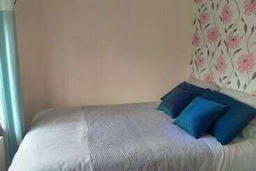 Spacious 3bed House In Walsall With Parking Onsite