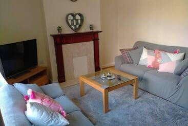 Spacious 3bed House In Walsall With Parking Onsite