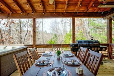 New/luxurious Cabin W/ Hot Tub, Arcade, Fire Pit