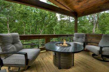 New/luxurious Cabin W/ Hot Tub, Arcade, Fire Pit