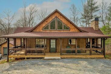 New/luxurious Cabin W/ Hot Tub, Arcade, Fire Pit