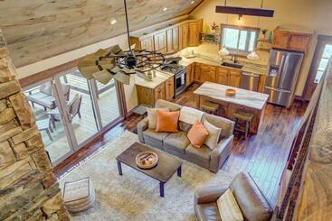 New/luxurious Cabin W/ Hot Tub, Arcade, Fire Pit