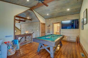 New/luxurious Cabin W/ Hot Tub, Arcade, Fire Pit