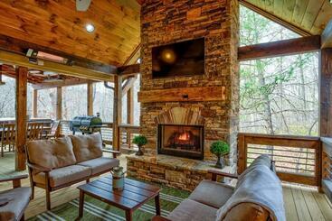 New/luxurious Cabin W/ Hot Tub, Arcade, Fire Pit