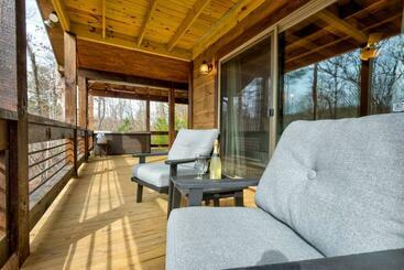 New/luxurious Cabin W/ Hot Tub, Arcade, Fire Pit