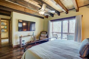 New/luxurious Cabin W/ Hot Tub, Arcade, Fire Pit