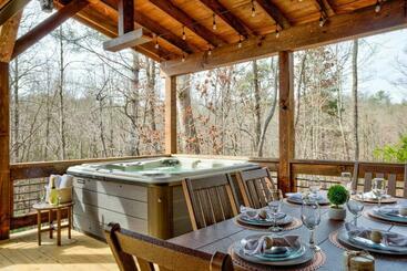 New/luxurious Cabin W/ Hot Tub, Arcade, Fire Pit