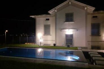White Suite Jacuzzi, Swimming Pool & Lake View