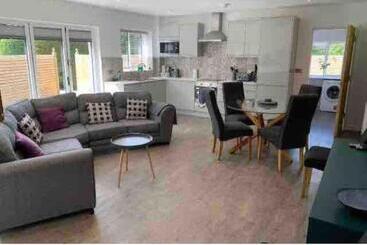 Beautiful Cosy Rural Retreat With Parking!