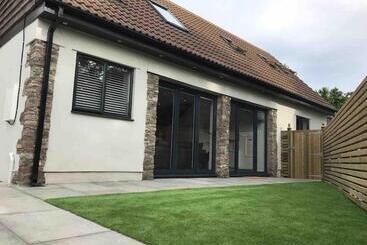 Beautiful Cosy Rural Retreat With Parking!