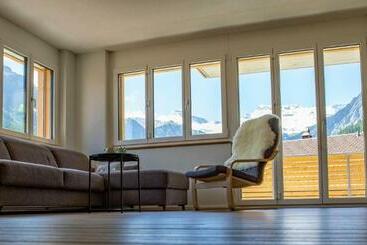 Chuenislodge1 Neu, Grosse Terrasse & Designerofen, Prächtige Aussicht