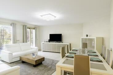 شقق خاصة سياحية L Hauterive   Magnifique T3 Piscine Tennis Caluire