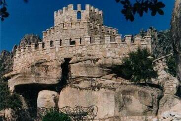 Magnífico Castillo Privado, Elevado En La Roca
