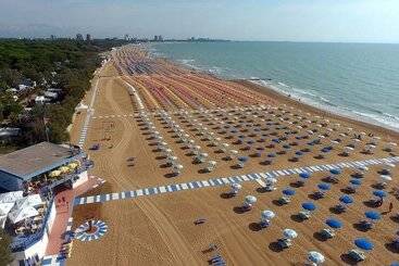 Bright Flat In The Center Of Lignano Pineta