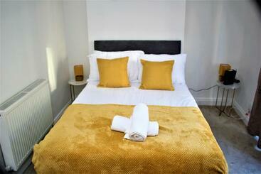 Contractor S Bliss 5 Bedroom House With Free Parking For 7 Guests, Super Fast Wifi Fran Properties