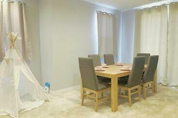 @ Marbella Lane 3br Elegant House Laundry + P