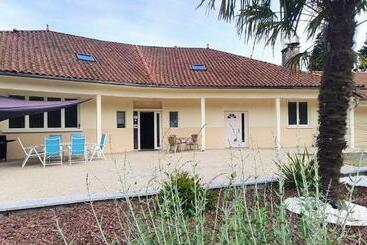 דירות לתיירים Gîte Résidence De La Fontaine à Compreignac