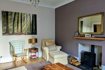 Huge 4 Bed Apt   Perfect Base To Explore The Borders