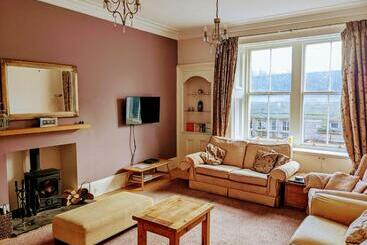 Huge 4 Bed Apt   Perfect Base To Explore The Borders