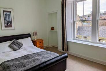 Huge 4 Bed Apt   Perfect Base To Explore The Borders