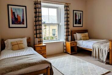 Huge 4 Bed Apt   Perfect Base To Explore The Borders