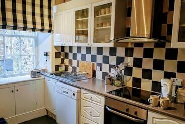 Huge 4 Bed Apt   Perfect Base To Explore The Borders