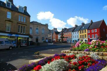Huge 4 Bed Apt   Perfect Base To Explore The Borders