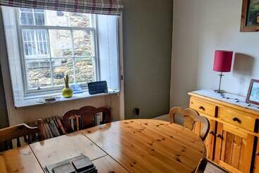 Huge 4 Bed Apt   Perfect Base To Explore The Borders