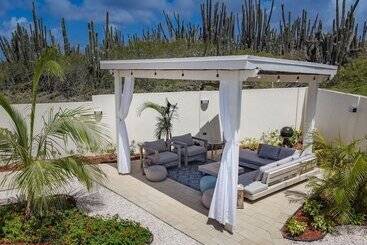 New Listing Stunning Island Getaway With Pool!