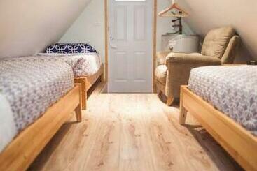 Surf Haven, Lofted Cozy Cabin Minutes To Beach