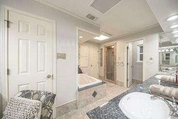 Right At Home Midland Oasis