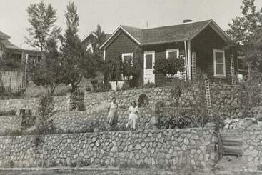 7min Walk To Courthouse Plaza! Historic Cottage