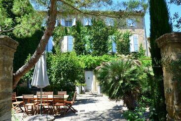 דירות לתיירים Domaine De La Dragonette Mas From The 18th Century In The Heart Of Provence  Lubéron Avignon