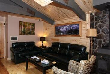 Lotus Mountain Suites The Gallery