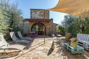 דירות לתיירים Awesome Home In Castellina In Chianti With Outdoor Swimming Pool And 2 Bedrooms