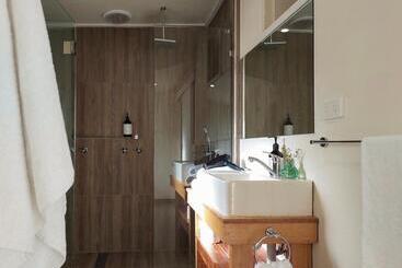 Dawns Sleeps 4 In 2 Queens With 2 Ensuites Wifi In Town
