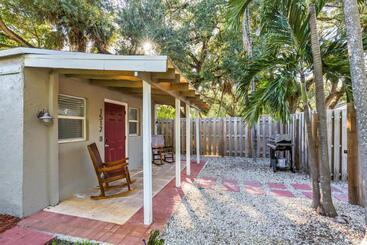 The Cottage In The Oaks   By Avi
