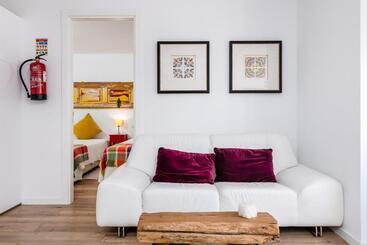 T2 Tiles Apartment Estoril