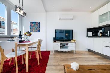 T2 Tiles Apartment Estoril