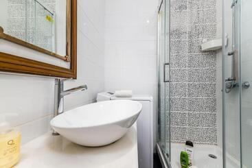 T2 Tiles Apartment Estoril