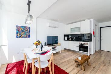T2 Tiles Apartment Estoril