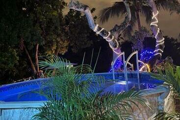 Pool King Sweet Karma On Water Best Location Beaches,restaurants,hard Rock Casino