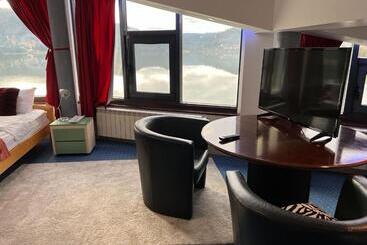 Vila Franceză   Cazare Cu Jacuzzi Pe Malul Lacului Colibița
