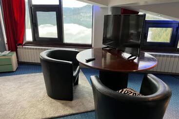 Vila Franceză   Cazare Cu Jacuzzi Pe Malul Lacului Colibița