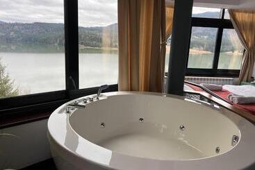 Vila Franceză   Cazare Cu Jacuzzi Pe Malul Lacului Colibița